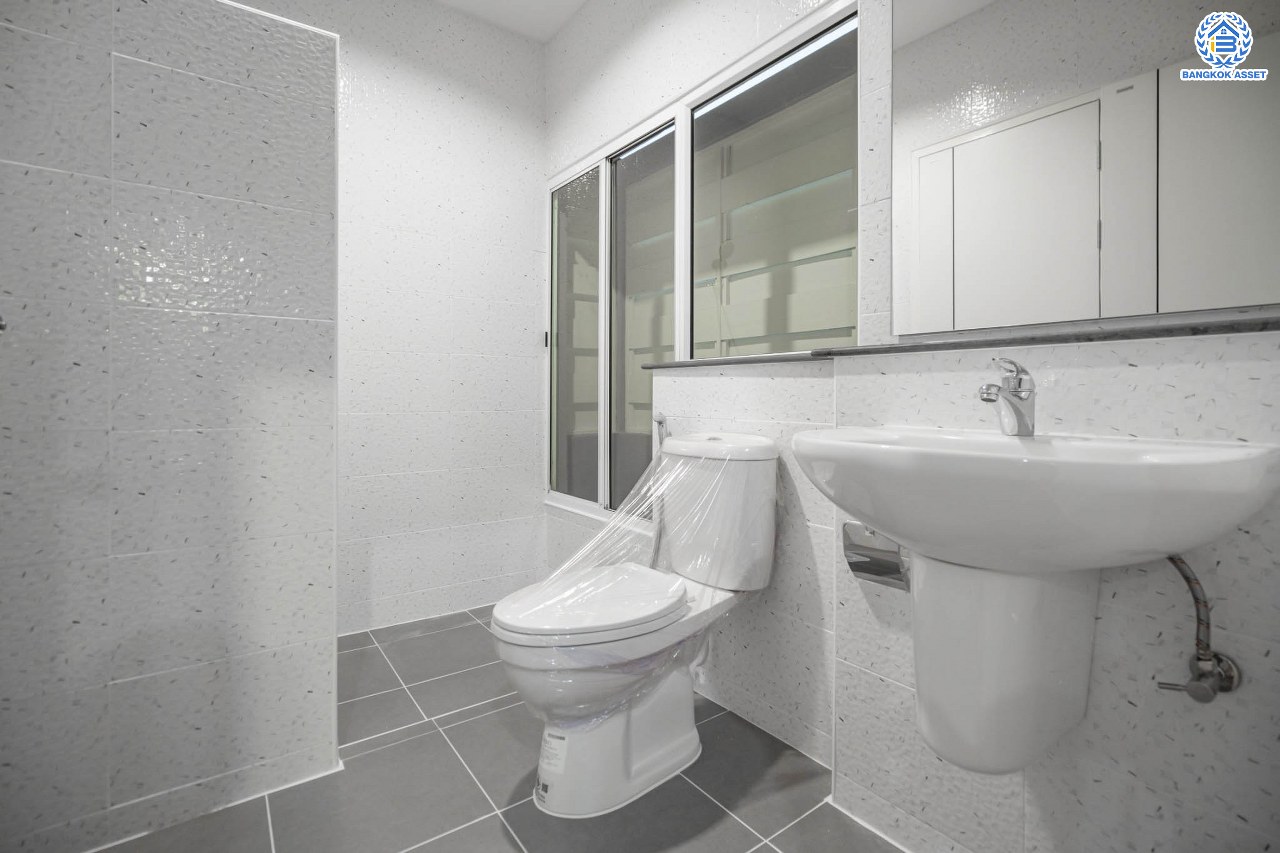 บ้านมือสองตกแต่งใหม่ แบรนด์ Property Perfect ม.เพอร์เฟคพาร์ค วัดพระนอน เนื้อที่ 35.7 ตร.ว. บ้านแฝดฟังก์ชันระดับบ้านเดี่ยว! 3 ห้องนอน 2 ห้องน้ำ 1 ที่จอดรถ Private Zone พร้อม Facilities ครบครัน บนทำเลเชื่อมต่อถนนกาญจนาฯ ใกล้ทางด่วน ศรีรัช-วงแหวนฯ เซ็นทรัลเวสต์เกต และรถไฟฟ้าสายสีม่วง "สถานีตลาดบางใหญ่"